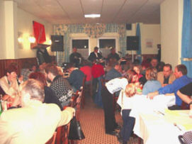 ... bietet 120 Personen und einer Band Platz.